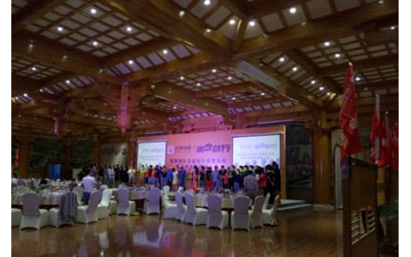 紛享逍客冠軍團(tuán)隊戈壁毅行閉營儀式暨年中運(yùn)營管理大會